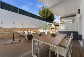 Albufeira – south-facing 4-bedroom townhouse in private condominium