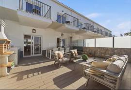 Albufeira – south-facing 4-bedroom townhouse in private condominium