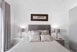 Albufeira – south-facing 4-bedroom townhouse in private condominium