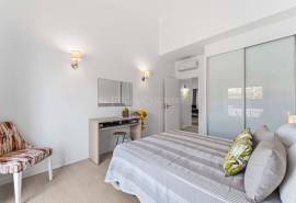 Albufeira – south-facing 4-bedroom townhouse in private condominium