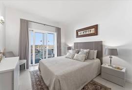 Albufeira – south-facing 4-bedroom townhouse in private condominium