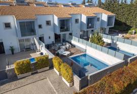 Albufeira – south-facing 4-bedroom townhouse in private condominium