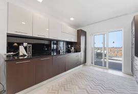 Albufeira – south-facing 4-bedroom townhouse in private condominium