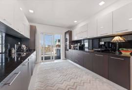 Albufeira – south-facing 4-bedroom townhouse in private condominium