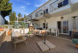 Albufeira – south-facing 4-bedroom townhouse in private condominium