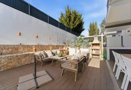 Albufeira – south-facing 4-bedroom townhouse in private condominium