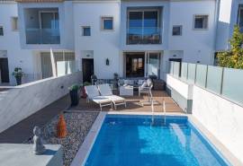 Albufeira – south-facing 4-bedroom townhouse in private condominium