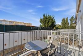 Albufeira – south-facing 4-bedroom townhouse in private condominium