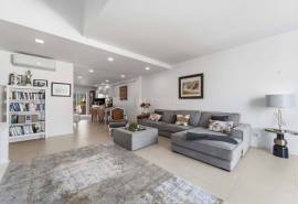 Albufeira – south-facing 4-bedroom townhouse in private condominium