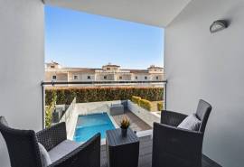 Albufeira – south-facing 4-bedroom townhouse in private condominium