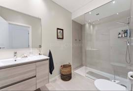 Albufeira – south-facing 4-bedroom townhouse in private condominium