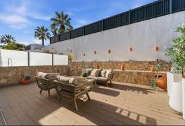 Albufeira – south-facing 4-bedroom townhouse in private condominium