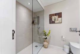 Albufeira – south-facing 4-bedroom townhouse in private condominium