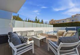 Albufeira – south-facing 4-bedroom townhouse in private condominium