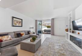 Albufeira – south-facing 4-bedroom townhouse in private condominium