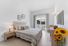 Albufeira – south-facing 4-bedroom townhouse in private condominium