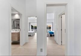 Albufeira – south-facing 4-bedroom townhouse in private condominium