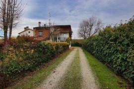 Бомпорто, послушайте тишину сельской местности и течение реки