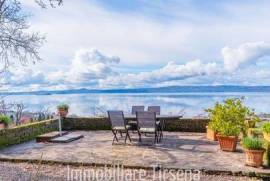 Bolsena In posizione panoramicissima sul Lago villa con ampie terrazze e terreno Ha.1,7.