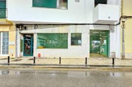 Spacious shop with patio in the centre of Faro