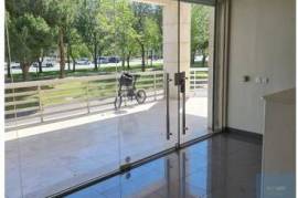 Commercial Space with Parking in Areeiro