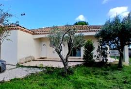 Single Storey Villa With 3 Bedrooms And A Garage, On A 1030 M2 Plot With Pool And Fruit Trees, In A Quiet Residential Area.