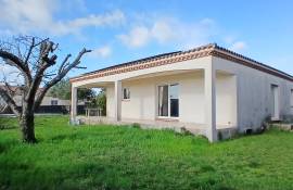 Single Storey Villa With 3 Bedrooms And A Garage, On A 1030 M2 Plot With Pool And Fruit Trees, In A Quiet Residential Area.