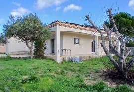 Single Storey Villa With 3 Bedrooms And A Garage, On A 1030 M2 Plot With Pool And Fruit Trees, In A Quiet Residential Area.