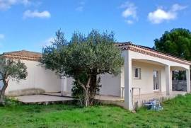 Single Storey Villa With 3 Bedrooms And A Garage, On A 1030 M2 Plot With Pool And Fruit Trees, In A Quiet Residential Area.