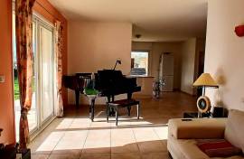 Single Storey Villa With 3 Bedrooms And A Garage, On A 1030 M2 Plot With Pool And Fruit Trees, In A Quiet Residential Area.