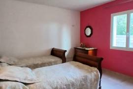 Single Storey Villa With 3 Bedrooms And A Garage, On A 1030 M2 Plot With Pool And Fruit Trees, In A Quiet Residential Area.