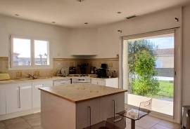 Single Storey Villa With 3 Bedrooms And A Garage, On A 1030 M2 Plot With Pool And Fruit Trees, In A Quiet Residential Area.