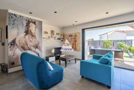 Contemporary Detached House with Landscaped Garden