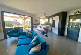 Contemporary Detached House with Landscaped Garden