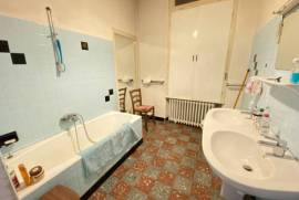 Huge Villa with Garage, Ideal Commercial Location