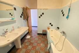Huge Villa with Garage, Ideal Commercial Location