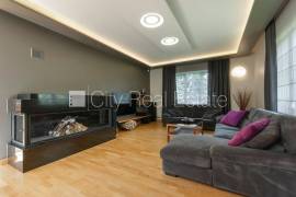 Detached house for rent in Riga, 350.00m2