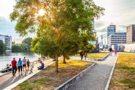 Prestigious 4-room apartment with two sunny balconies near Mercedes-Benz Arena