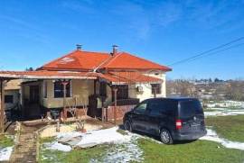 Отремонтированный дом с большим садом и хозяйственными постройками – тихий район недалеко от центра.