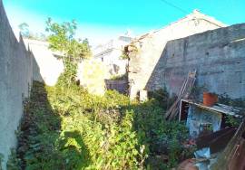 Cottage with Patio and Backyard 17 kms from the Beach