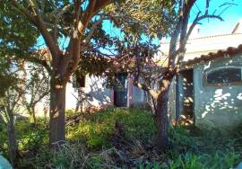 Cottage with Patio and Backyard 17 kms from the Beach