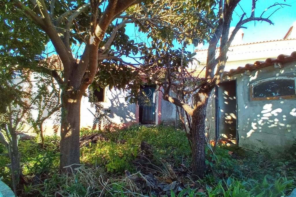 Cottage with Patio and Backyard 17 kms from the Beach