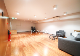 Office with garage for 12 cars on Avenida da República in Vila Nova de Gaia, Porto