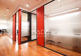 Office with garage for 12 cars on Avenida da República in Vila Nova de Gaia, Porto