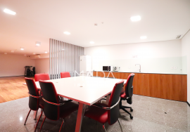 Office with garage for 12 cars on Avenida da República in Vila Nova de Gaia, Porto