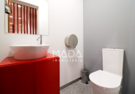 Office with garage for 12 cars on Avenida da República in Vila Nova de Gaia, Porto