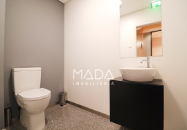 Office with garage for 12 cars on Avenida da República in Vila Nova de Gaia, Porto