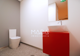 Office with garage for 12 cars on Avenida da República in Vila Nova de Gaia, Porto