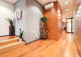 Office with garage for 12 cars on Avenida da República in Vila Nova de Gaia, Porto