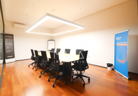 Office with garage for 12 cars on Avenida da República in Vila Nova de Gaia, Porto